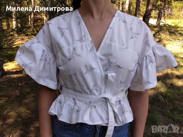 Къса блуза с къдри и принт Колибри 