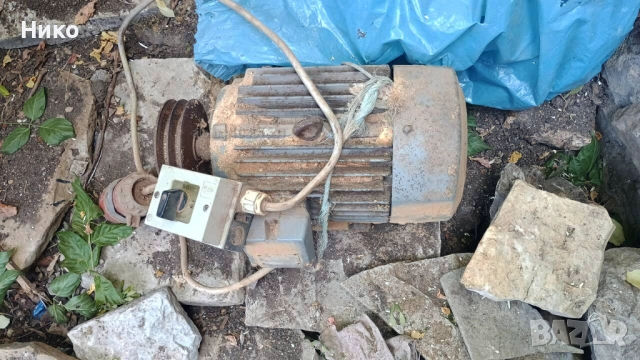 Циркуляр с мотор MEZ 2.2 kW, трифазен, масивна метална маса 1х1x1 м, ремъчно задвижване, снимка 5 - Други инструменти - 52318882