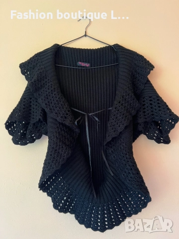 Черна плетена жилетка с много красива плетка и яка с къдрички отпред се завързва 🖤