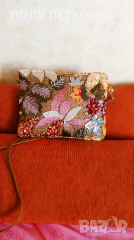 Бежова чантичка цветя и пайети