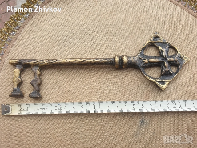 Голям стар месингов ключ от манастирска порта 22 см , снимка 4 - Антикварни и старинни предмети - 54078678