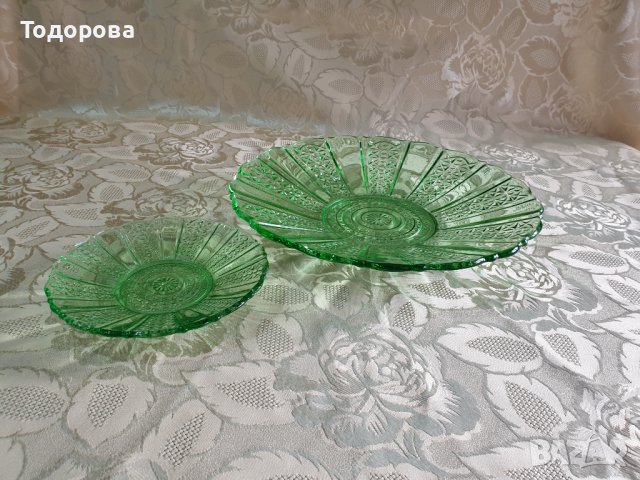 Голямо плато и чинийка от цветно стъкло.