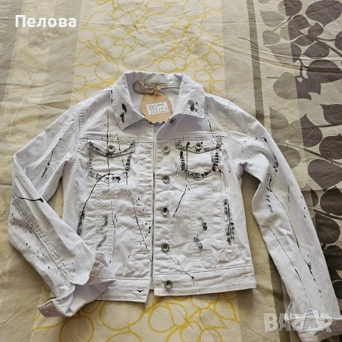 Бяло дънково яке с пръски боя