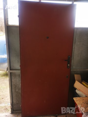 Продавам масивна входна врата с каса от винкел, направена е от метална рамка, оребрена облечена от д, снимка 5 - Входни врати - 39391290