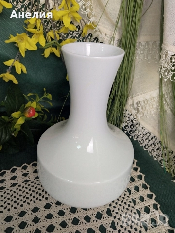 Бяла ваза , снимка 2 - Вази - 52760817