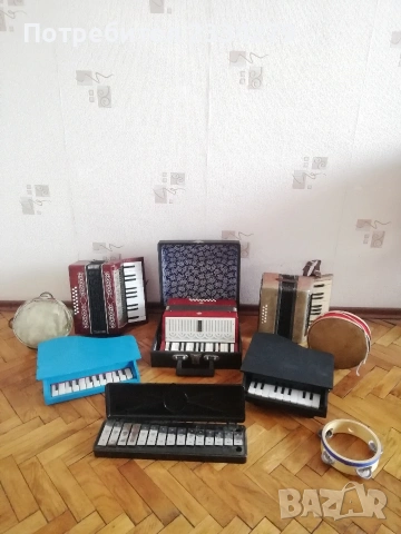 Стари детски музикални инструменти, чинели, дайре, акордеон. 