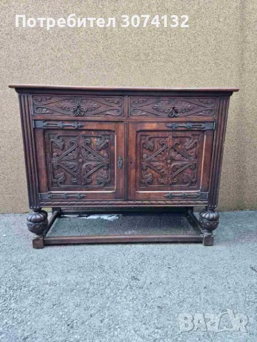 Шкаф с дърворезба в стил Готика