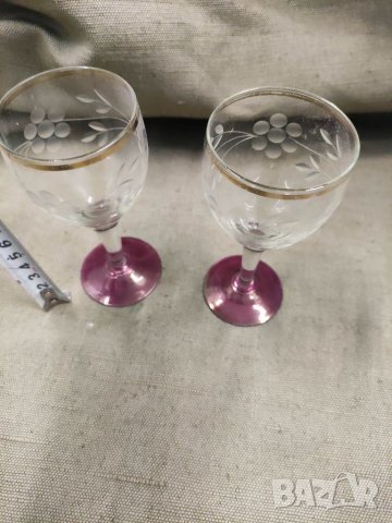 Продавам две кристално чаши ,златен кант ,цветно стъкло