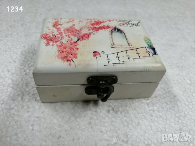 Дървена кутийка 9.5 х 7 см. 