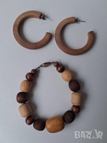 Гривна и обеци изработени от дърво