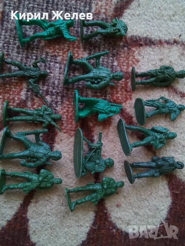 Войници пластмасови 12 броя 51757, снимка 8 - Колекции - 52105931