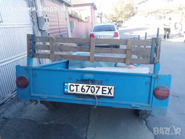 Продавам голямо ремарке за автомобил, съхранявано в гараж.