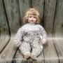	 Седяща порцеланова кукла