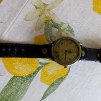 Работещ часовник ,без заележки ,кожена каишка ,ретро визия,купуван от Трявна, снимка 2 - Дамски - 37238407