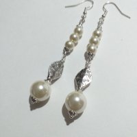Красиви дълги обици с кристални перли и гравирани орнаменти в цвят Сребро , снимка 1 - Обеци - 35503681