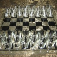 Стъклен шах  със стъклена основа за ценители