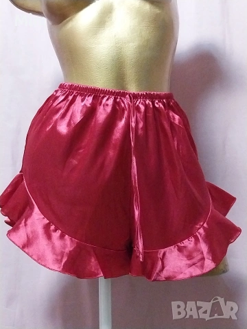 S Червени сатенени шорти с къдри