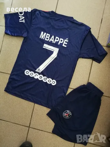 детски футболни екипи, къси панталони и фанелка. 