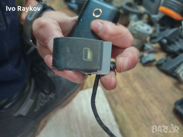 Бутон Стъкло  Audi 4B0 959 855, снимка 2 - Части - 47703444