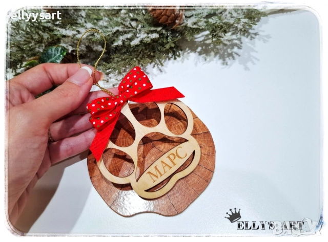 Дървена гравирана висулка под формата на лапичка, декорирана с панделка, снимка 2 - Коледни подаръци - 52517844