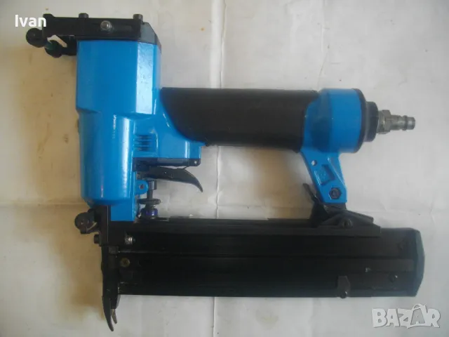 Made in ITALY ПРОФЕСИОНАЛЕН ИТАЛИАНСКИ ОРИГИНАЛЕН ПНЕВМАТИЧЕН ТАКЕР FASCO ЗА ПИРОНИ 40мм ПОЧТИ НОВ , снимка 3 - Други инструменти - 49427375