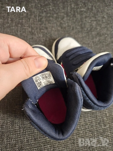 Детски обувки Adidas 22 номер, снимка 4 - Детски маратонки - 54044493