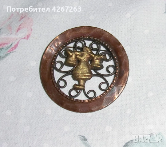 Ретро брошка момиче с менци, фолклорни мотиви