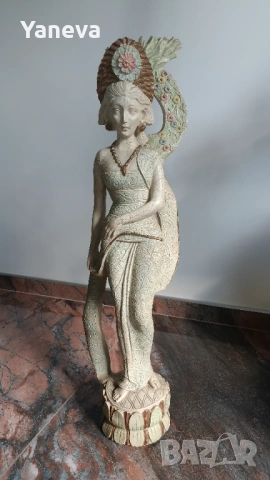 Балийска танцьорка в традиционни одежди. 