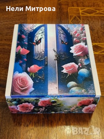Цветна дървена кутия за подарък зареден с много настроение!