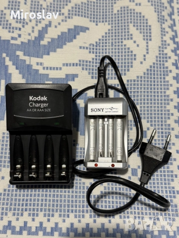 2 броя зарядни устройства за батерии AA / AAA (Sony & Kodak) charger battery зарядно за батерия