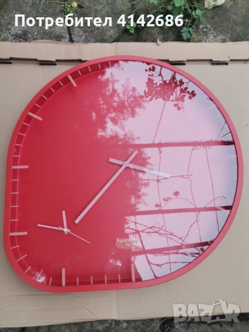 Стенен часовник с два циферблата 