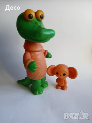 Стари пластмасови кукли Крокодила Гена и Чибурашка.