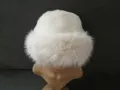 Дамска пухкава шапка в бял цвят, снимка 2