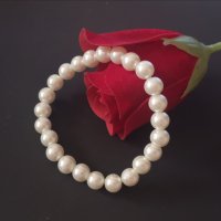 Нежна гривна с бели перли, снимка 1 - Гривни - 29992815