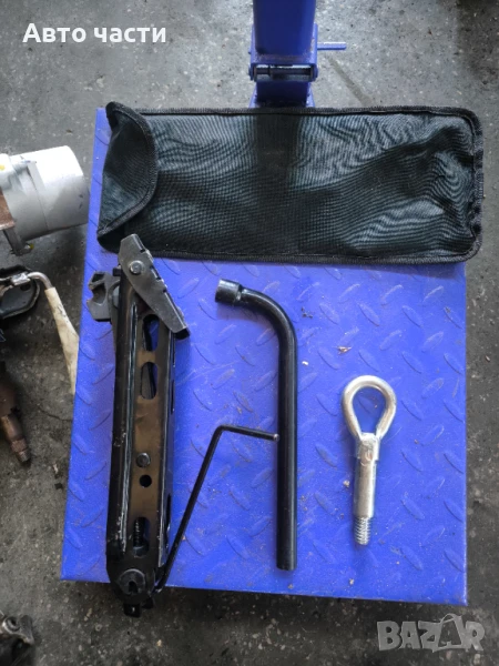 Комплект крик с кука и ключ за джанти - general motors(GM), снимка 1