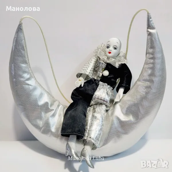 Колекционерска кукла Пиеро върху плюшен сребърен полумесец - с порцеланова глава, ръце и крака., снимка 1