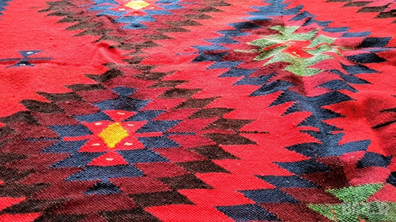 Автентичен ръчно тъкан вълнен килим – старинен и запазен с красиви традиционни мотиви, снимка 1