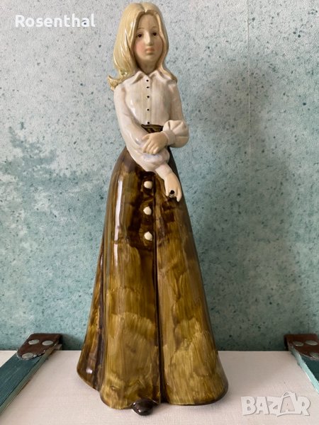 Порцеланова статуетка на момиче, снимка 1