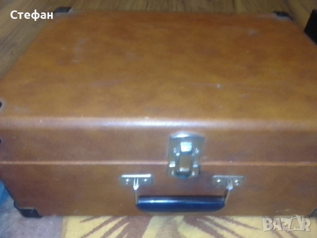 Грамофон със вградени говорители и усилвател в куфар 