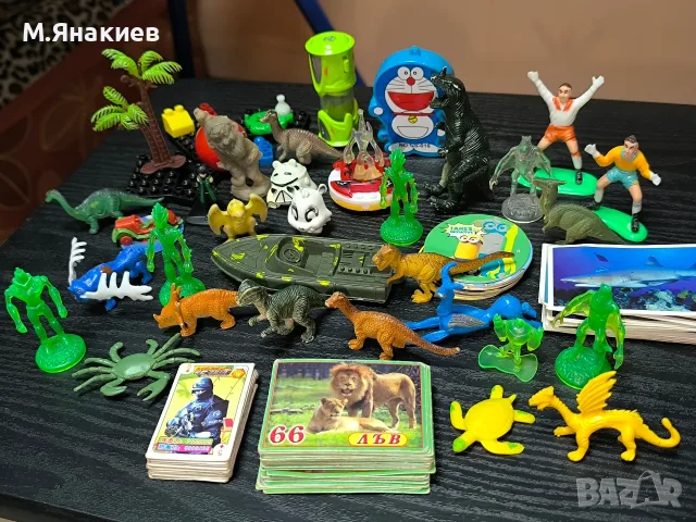 Различни фигурки и карти с животни