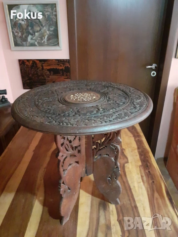 Стара масичка дърворезба с инкрустации от седеф