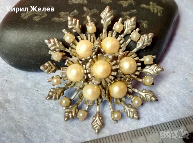 СТАРА СРЕБРИСТА АЖУРНА ПЕРЛЕНА БРОШКА СНЕЖИНКА с БЕЛИ ПЕРЛИ С Нужда От НОВА ИГЛА ! 48838
