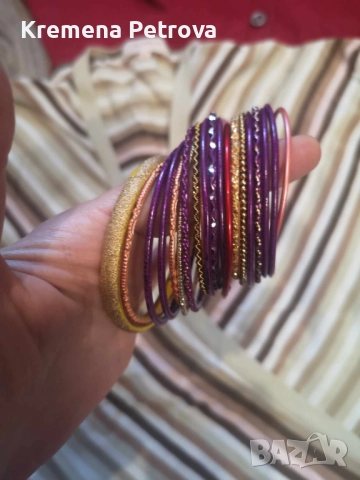 Лот L: жилетка, блуза, 20 броя гривни, колие и 2 броя тениски, снимка 6 - Комплекти - 52052232