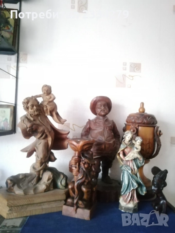 Стари статуи ръчна дърворезба от различни години, автори, държави