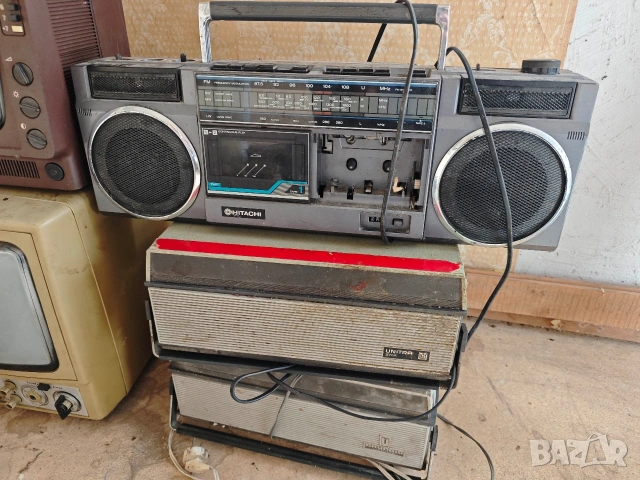 Продавам стари касетофони , телевизори ,списания , магнетофони .