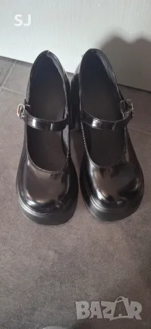 Дамски черни обувки с дебел ток и платформа.