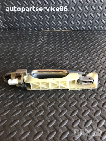 Външна дръжка за задна лява врата сребристо за KIA Opirus 3.5 (2006), снимка 2 - Части - 53274946