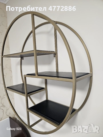 Стенна етажерка от масив и златист метал