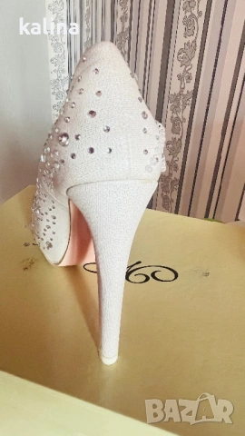Бели обувки с камъни , снимка 2 - Дамски елегантни обувки - 54286393