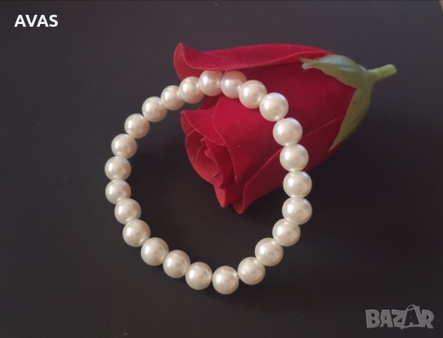 Нежна гривна с бели перли